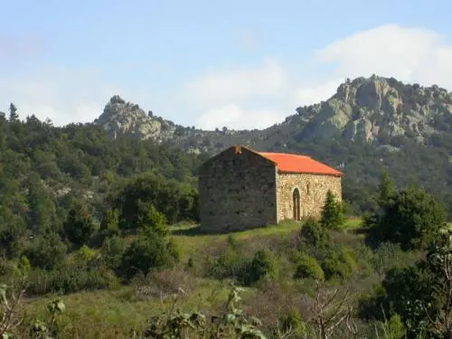 Boucle Arboussols - Marcevol - La chapelle sur fond de Roc del Maure