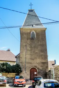 Veranda und Kirchturm der Kirche von Abbans-Dessous (© J.E)