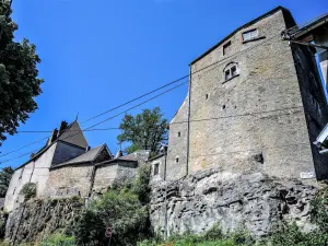 Tour nord-est et muraille du château (© J.E)