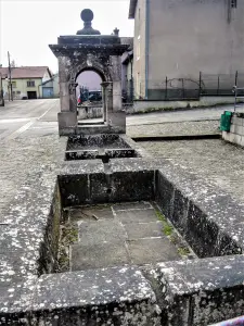 Fontaine-lavoir (© J.E)