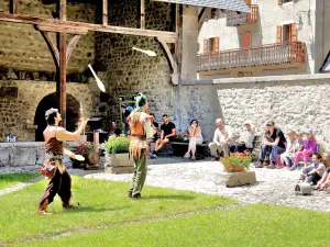 Spectacle estival, dans le cloître (© Jean Espirat)