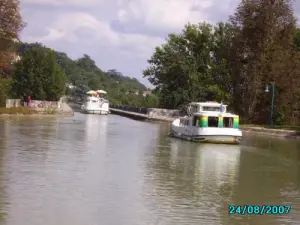 chiatte sul all'inizio del Ponte Canale