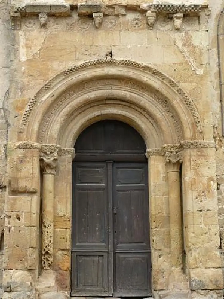 Aignan - Il portale della chiesa di Saint-Saturnin