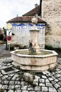 Fontaine au centre du village (© J.E)