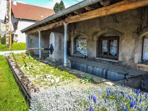 Ancienne fontaine-lavoir-abreuvoir, couverte (© J.E)