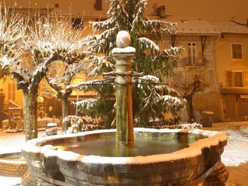 Albertville - Fontaine sur la place de Conflans