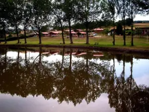 Le plan d'eau d'Alboussière et ses chalets