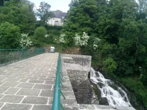 Bosméléac Dam and waterfall