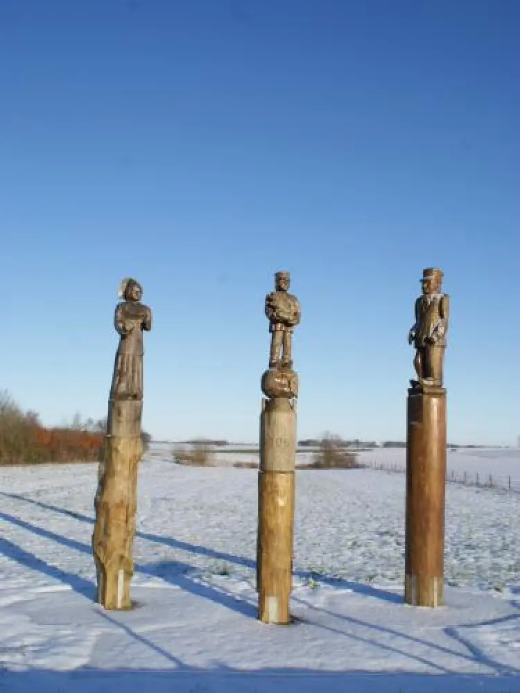 Allouville-Bellefosse - Sculptures in wood at the entrance of the village