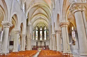 Het interieur van de Saint-Symphorien kerk