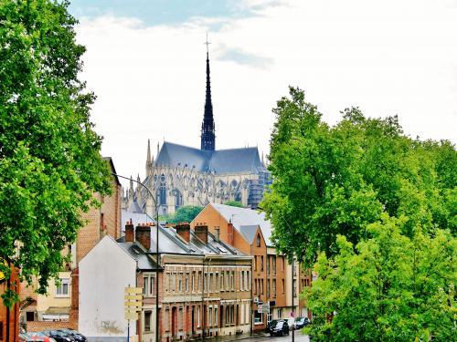 Amiens - Cathedral view from the bridge over the Somme (© Jean Espirat)