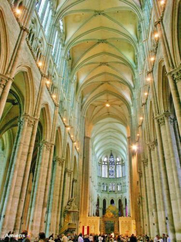 Amiens - Nave of the Cathedral (© Jean Espirat)