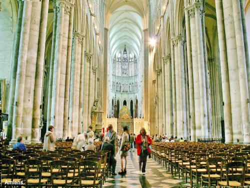 Amiens - Nave of the Cathedral (© Jean Espirat)