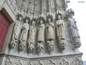 Cathédrale - Détails du portail gauche (© Jean Espirat)