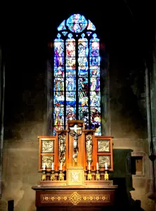 Vitral del coro y retablo de la iglesia (© J.E)