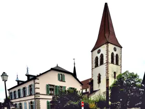 El presbiterio y el campanario de la iglesia (© J.E)