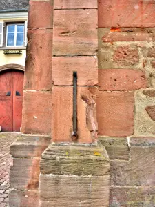 Semental de una antigua medida oficial de grano, sellado en la fachada del antiguo ayuntamiento (© J.E)