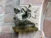 Sculptuur aan de linkerkant, boven het kerkportaal (© J.E)