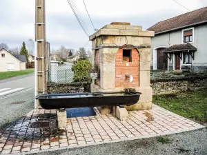 Fontaine-lavoir, in het centrum van het dorp (© J.E)