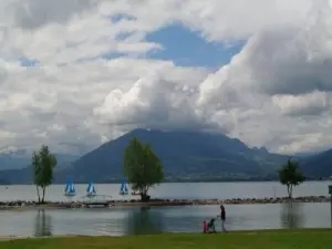 En el borde del lago de Annecy (© Jmsattonnay)