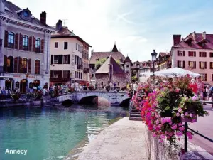 Annecy - ​​Agua y flores (© Jean Espirat)