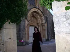 Night tours of the Priory - Lady Edwige before the Romanesque portal