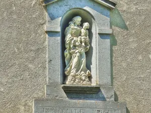 Vierge à l'Enfant, au-dessus de la porte de la chapelle de l'Ermitage (© J.E)