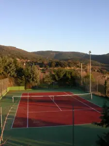 Der Tennisplatz ist kostenlos verfügbar