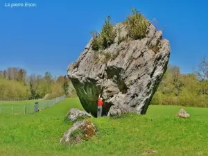 Arinthod - ​​The stone Enon in Vogna (© J.E)