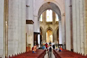The interior of the cathedral St. Trophime