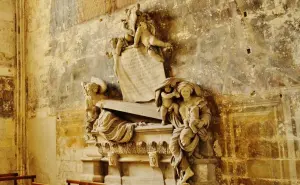 The interior of the cathedral St. Trophime