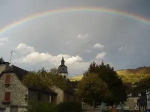 Arco iris sobre el cielo de la aldea