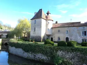 Priory umgeben von Wassergräben im Wasser