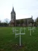 Asnières-la-Giraud - La iglesia y los 42 cruces que representan el 42 héroes 14-18