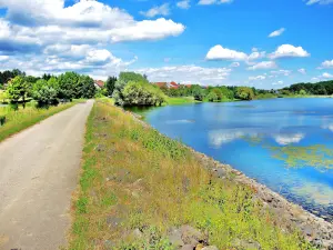 Detrás del dique aguas arriba del lago, el pueblo de Michelbach (© JE)