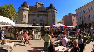 Aubenas, su castillo y su mercado (© OTI Aubenas-Vals S Tripot)