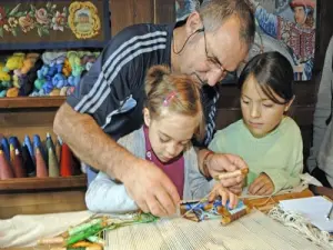 weaving demonstration in the House Tapissier