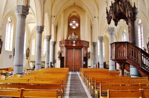 Het interieur van de kerk Sainte-Berthe