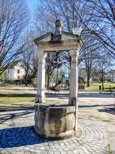 Brunnen datiert 1786, vor der Bibliothek (© JE)