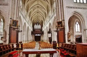 The interior of the Saint-Pierre church -et-Saint-Paul