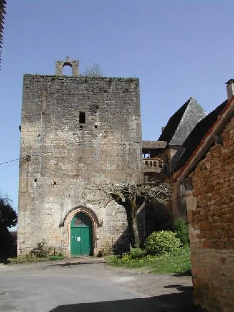Auriac-du-Périgord - La pared de la torre, típica del Périgord