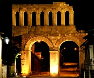 La porte d'Arroux à la nuit tombée (© ville d'Autun-CCGAM)