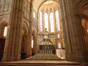 Choir of Saint-Lazare Cathedral (© Agathe Legrot)