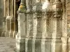 Columns twisted: Details van de Saint-Lazare collegiale