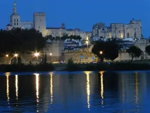 Palast der Päpste bei Nacht