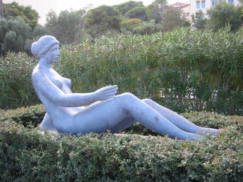 Banyuls-sur-Mer - Jeune fille allongée (bronze de Maillol)