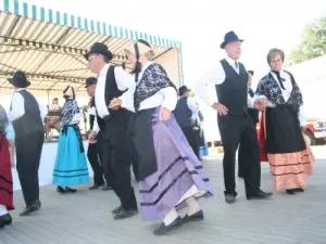Thresher and Crafts Festival: folk dances