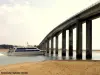 Скоростной катер для острова Йеу под мостом Нуармутье