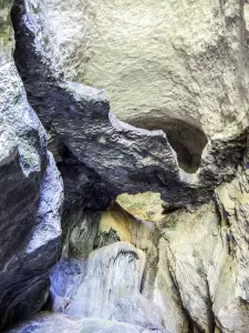 Plafond percé de la grande grotte de Sous Buen à Cour (© J.E)
