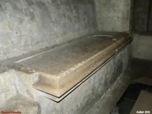 Crypte, tombeau d'un chevalier de l'ordre des Hospitaliers.